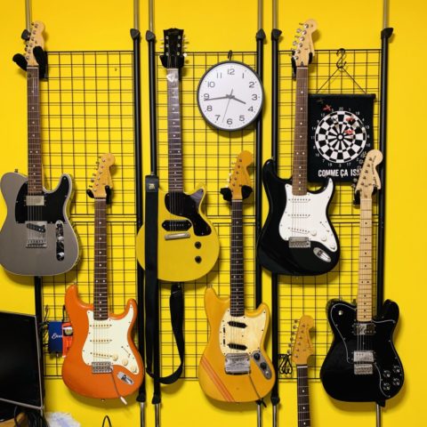 賃貸でもok ギターを壁にかける一番簡単な方法はこれ ギターハンガー ギター情報サイト ギターハック